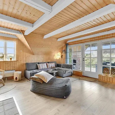 Three-bedroom With A Fireplace In Ringkobing *