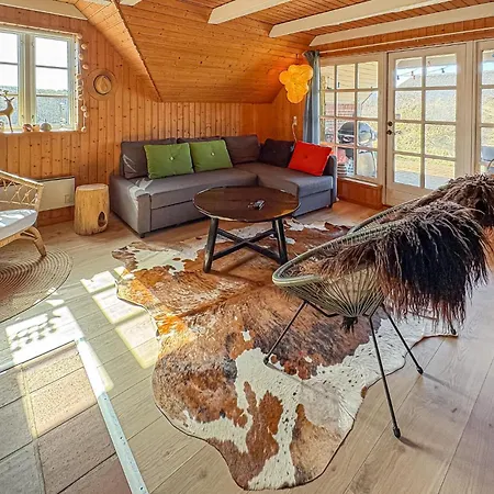 Three-bedroom With A Fireplace In 펜션 링쾨빙