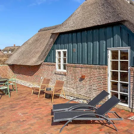Ferienhaus Three-bedroom With A Fireplace In *
