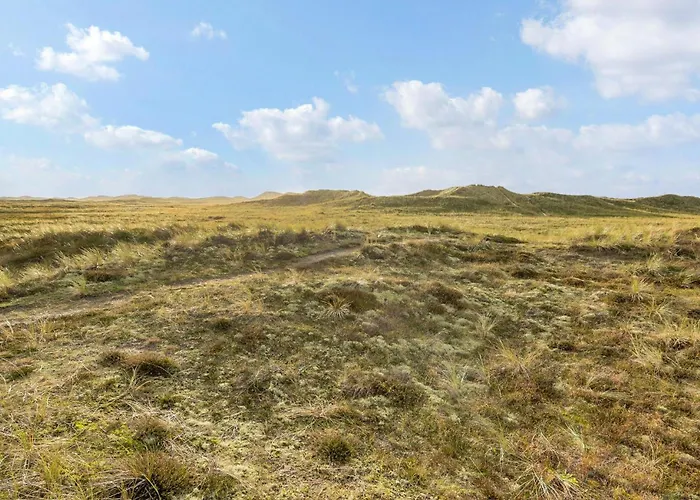 Three-bedroom With A Fireplace In 度假居