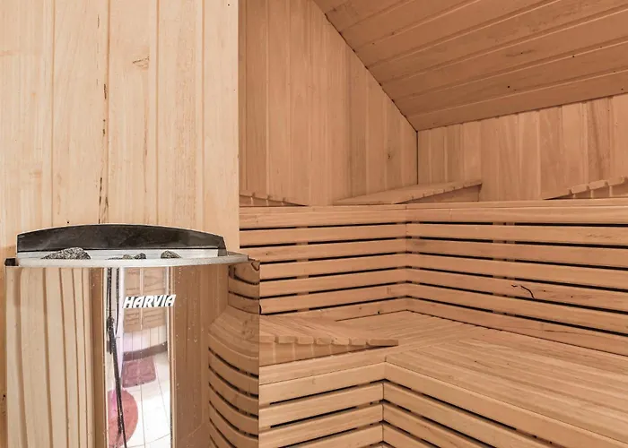 Three-bedroom With A Fireplace In 度假居